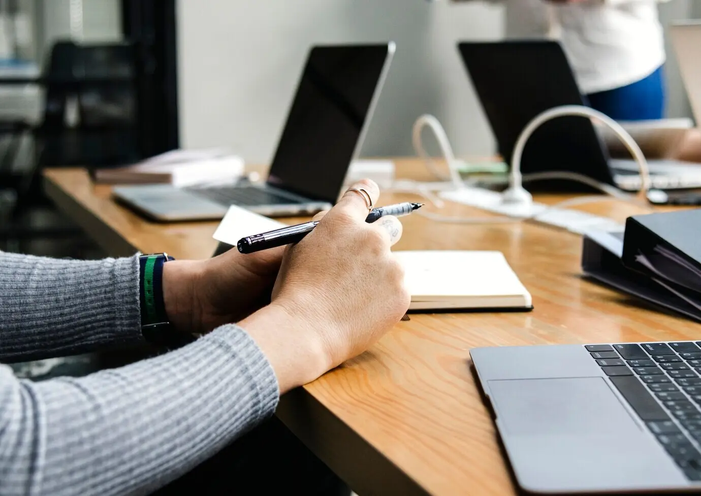 Eine Frau schreibt in ein Notizbuch.