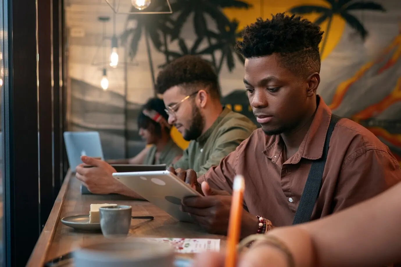 Halbnahe Aufnahme lateinamerikanischer Freunde, die zusammen abhängen.