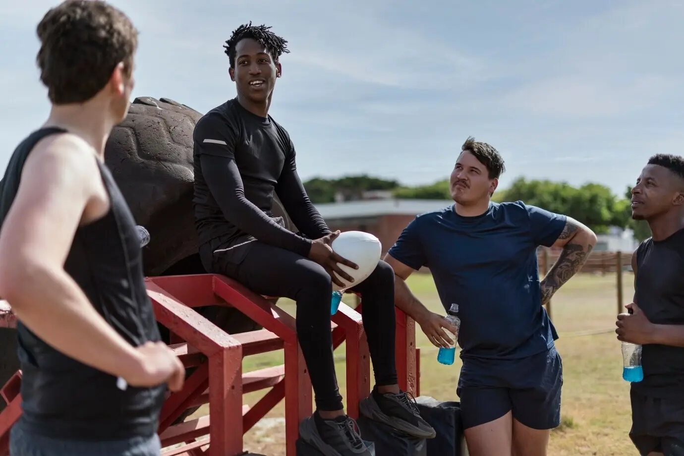 Rugby spielende Männer auf dem Feld